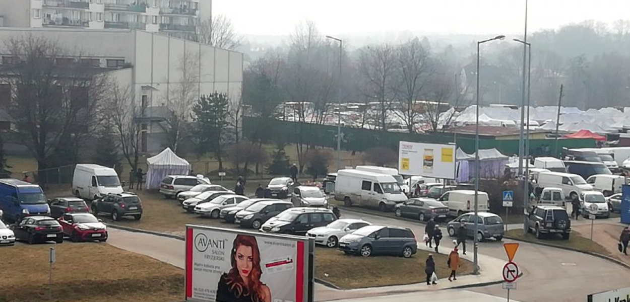 Pod targowiskiem w sąsiedztwie Tesco i II LO w Chrzanowie jak na giełdzie samochodowej