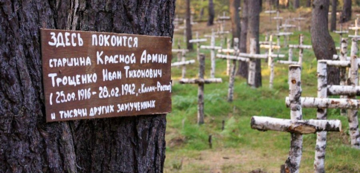 Krzyże w pobliskich lasach przypominają o pogmatwanej i tragicznej historii Kłomina