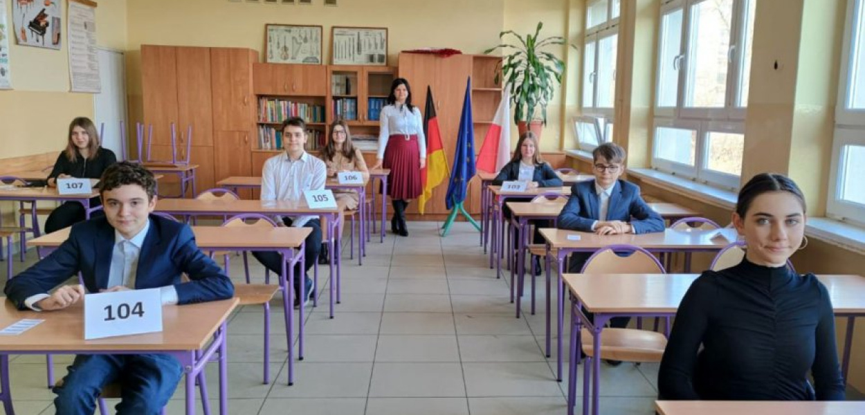 Uczniowie przed egzaminem, fot. udostepnione przez szkołę