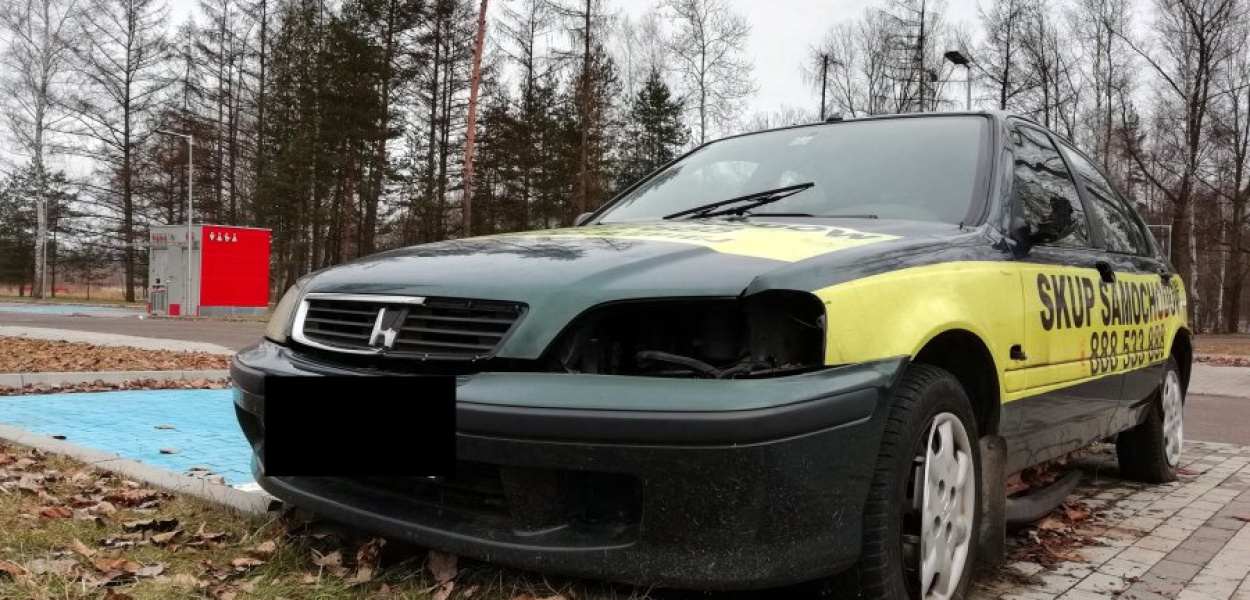 Honda, reklamująca skup aut, stoi na parkingu przy zalewie Chechło, od strony Topolowej w Chrzanowie