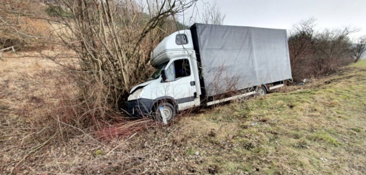 Samochód zjechał z drogi na ul. Porfirowej w Zalasiu. FOT. OSP Tenczynek