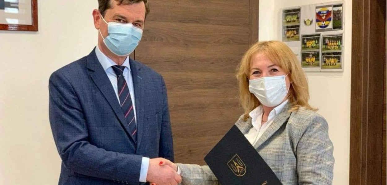 Burmistrz Beata Nadzieja-Szpila gratuluje wygranej Pawłowi Kozikowskiemu, dyrektorowi SP w Alwerni. FOT. GMINA ALWERNIA