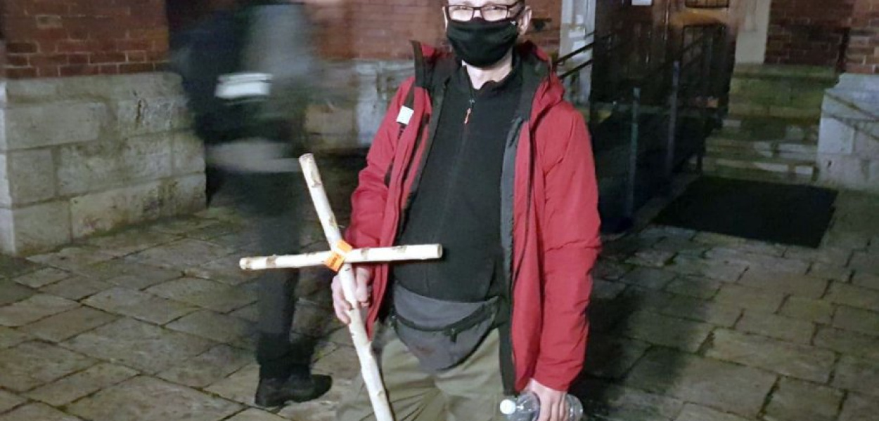 Wiele osób wychodzących z Libiąża na trasę EDK miało ze sobą krzyże