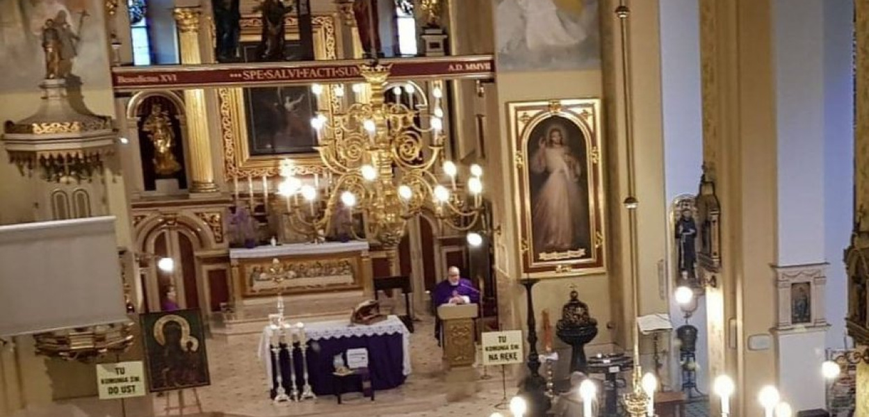 W wielu kościołach księża odprawiają w niedziele więcej mszy świętych