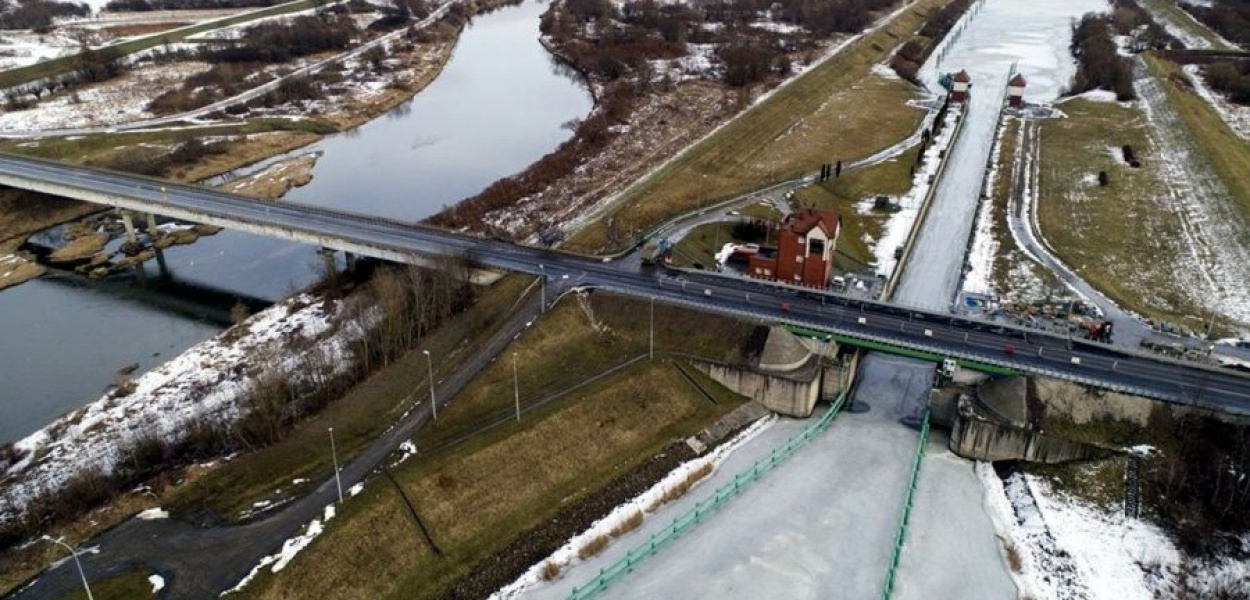 Widok na most nad Wisłą i nad kanałem Smolice. Fot. Biuro Prasowe Urzędu Marszałkowskiego Wojwództwa Małopolskiego