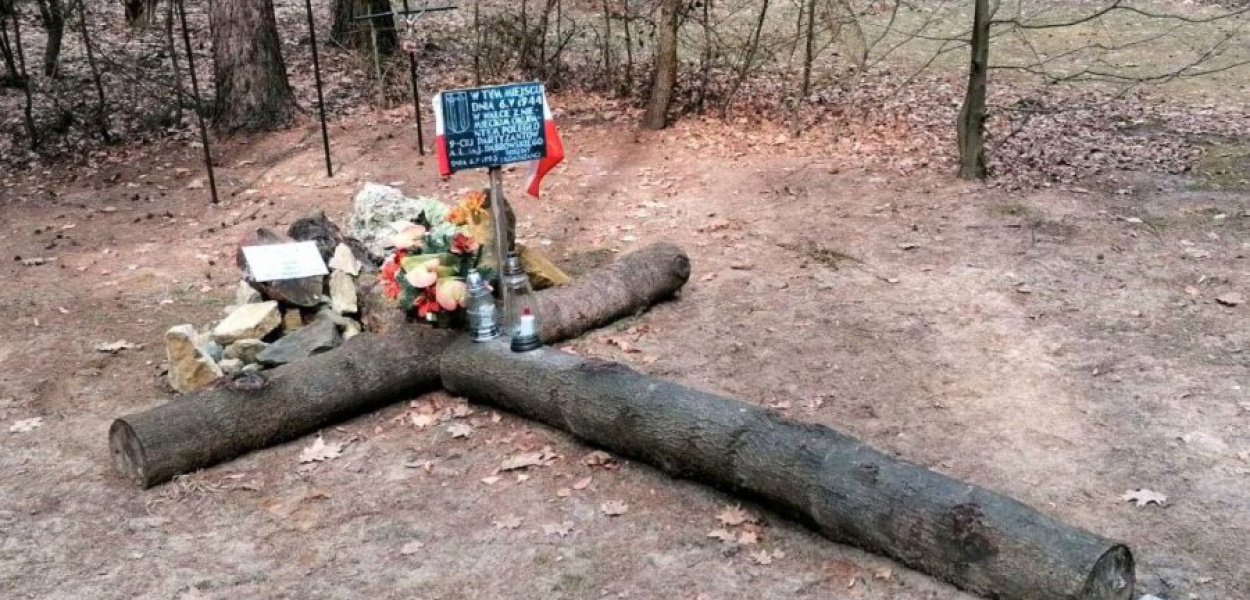 Na miejscu śmierci partyzantów znajduje się drewniany krzyż