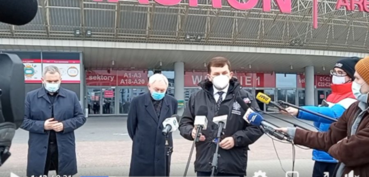 Podczas poniedziałkowej konferencji wojewoda małopolski Łukasz Kmita zapowiedział utworzenie masowego punktu szczepień. Screen z konferencji prasowej 