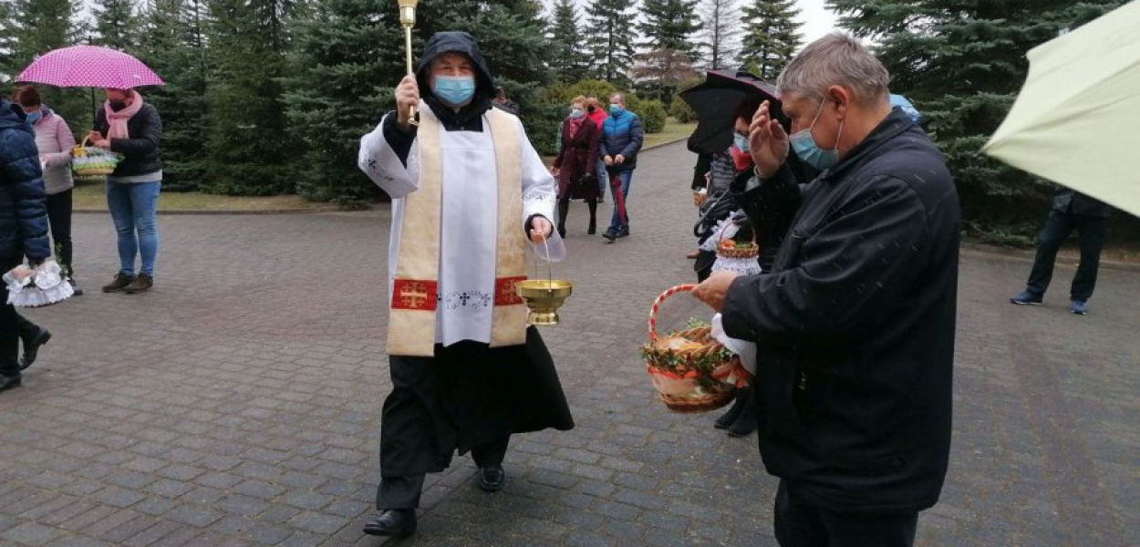 Pokarmy święci proboszcz parafii św Rodziny w Chrzanowie ks. Grzegorz Masny