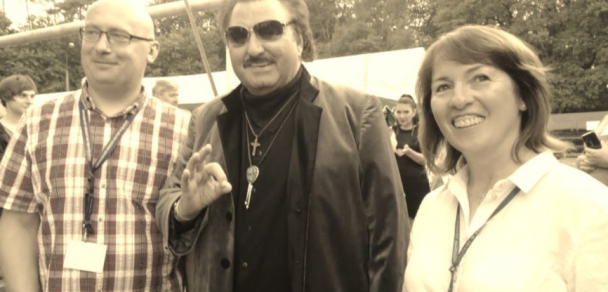 Krzysztof Krawczyk podczas koncertu w Alwerni. Na zdj. z burmistrz Beatą Nadzieją-Szpilą i Markiem Skowronkiem, dyrektorem SOK w Alwerni