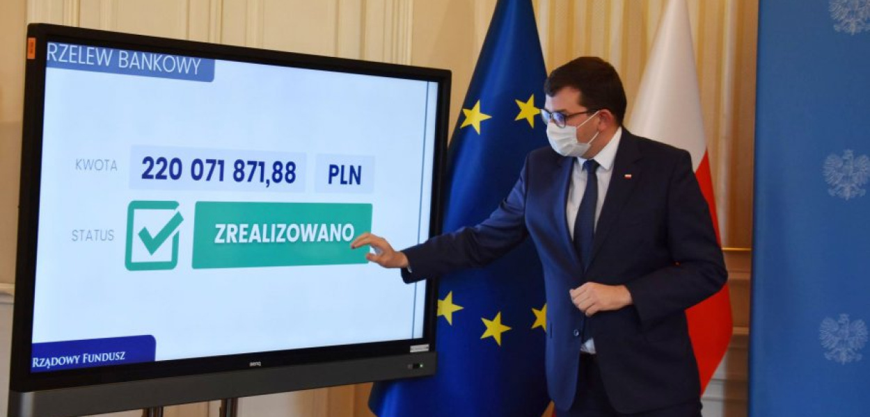 Wojewoda małopolski Łukasz Kmita podczas konferencji prasowej. Fot. MUW