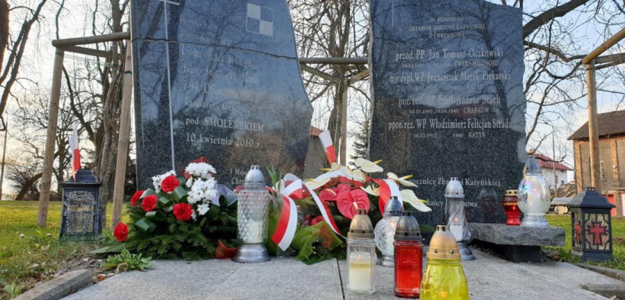 Pod pomnikiem ofiar zbrodni katyńskiej i katastrofy smoleńskiej w Chrzanowie stanęły znicze i wieńce z kwiatami