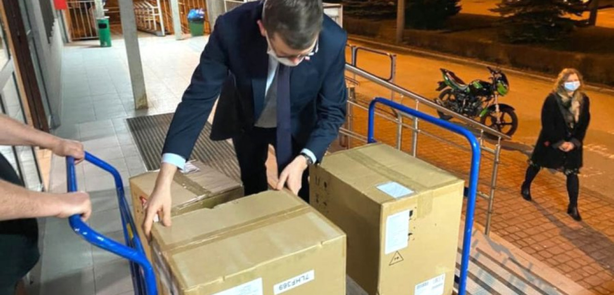 Wojewoda małopolski Łukasz Kmita dostarczył kardiomonitory do chrzanowskiego szpitala. FOT. z archiwum Biura Prasowego Wojewody Małopolskiego