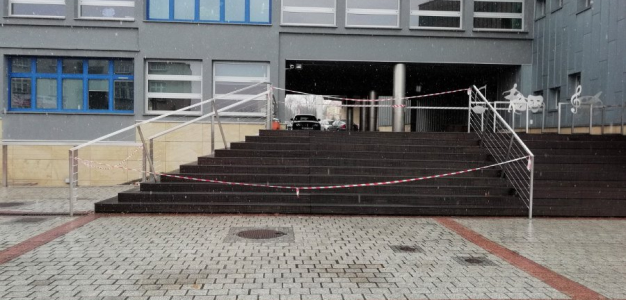Zagrodzone przejście z pasażu, pod MOKSiR-em, w stronę placu Tysiąclecia w Chrzanowie