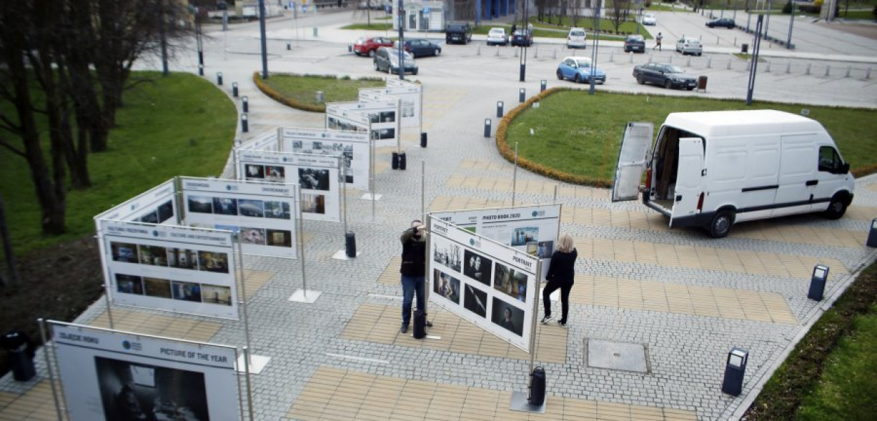 Rozkładanie tablic ze zdjęciami GRAND PRESS PHOTO przed chrzanowskim domem kultury. FOT. PAULINA LIZUREK