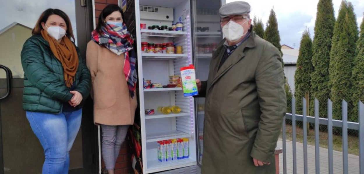 Lodówki społeczne działają już w całej Polsce. W marcu kolejna stanęła w Starej Kornicy w województwie mazowieckim, fot. Facebook 