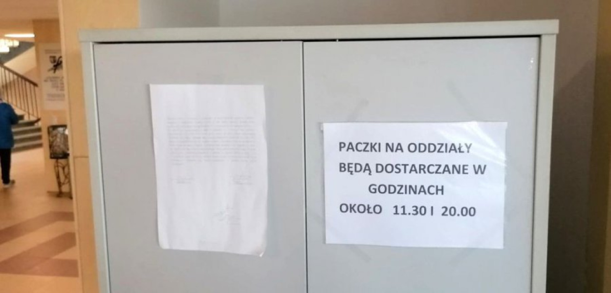 Paczki należy teraz wkładać do szafki stojącej w holu głównym szpitala