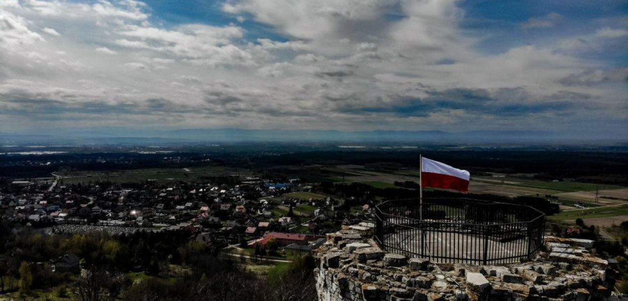 Dziś na Zamku w Lipowcu zawisła biało-czerwona. 2 maja jest jej oficjalne święto           fot. Piotr Obal