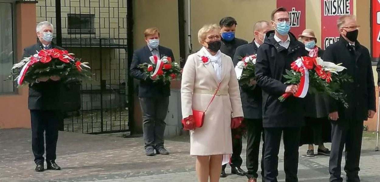 Samorządowcy i przedstawiciele lokalnych instytucji złożyli kwiaty i wieńce