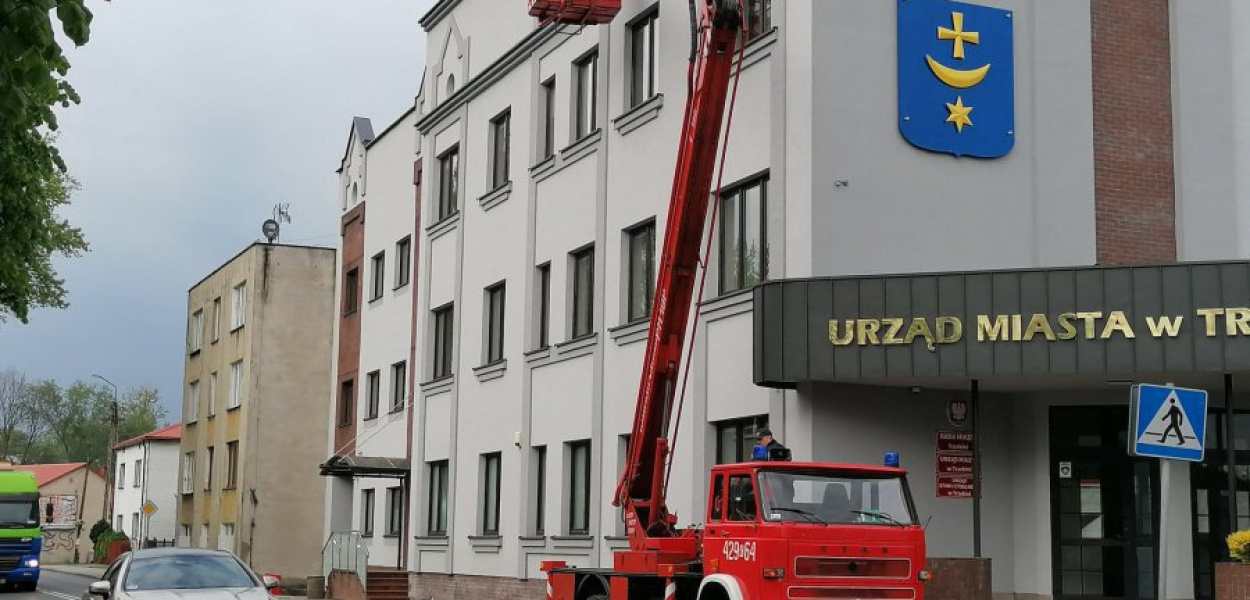 W ubiegłym roku strażacy montowali domek dla jerzyków m.in. na budynku urzędu