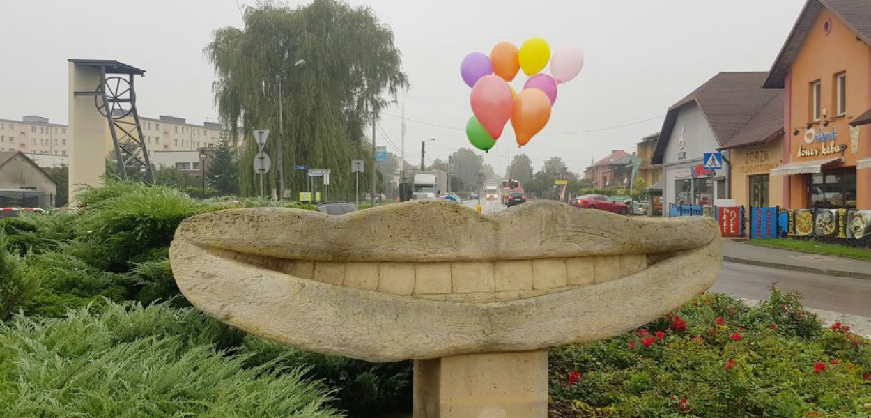 2 października 2020 r. Postument na Rondzie Uśmiechu przystrojono balonami. Wtedy nikt nie dostał mandatu