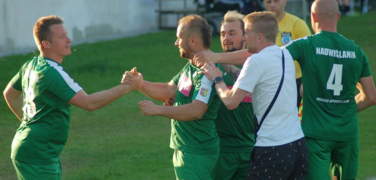 Artur Szlęzak przyjmuje gratulacje po zdobyciu zwycięskiego gola dla Gromca