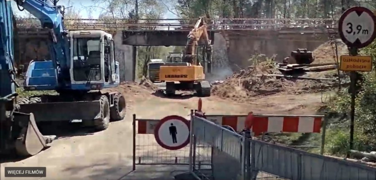 Ubiegłotygodniowe prace przy wyburzaniu starego wiaduktu nad ul. Powstańców Styczniowych