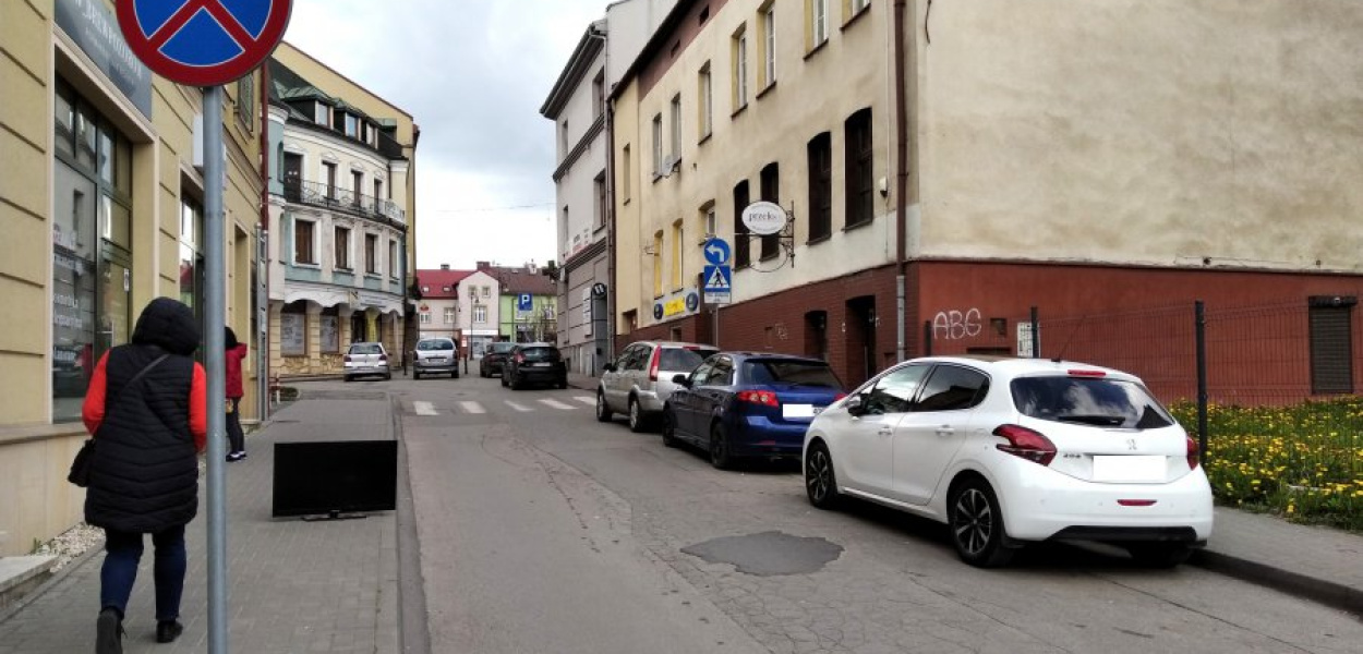 Na odcinku 29 Listopada w Chrzanowie, od skrzyżowania z Garncarską do Rynku, możemy zaparkować auto tylko przy prawej krawędzi jezdni, pamiętając o zachowaniu 10-metrowej odległości od przejścia dla pieszych i skrzyżowania z Garncarską