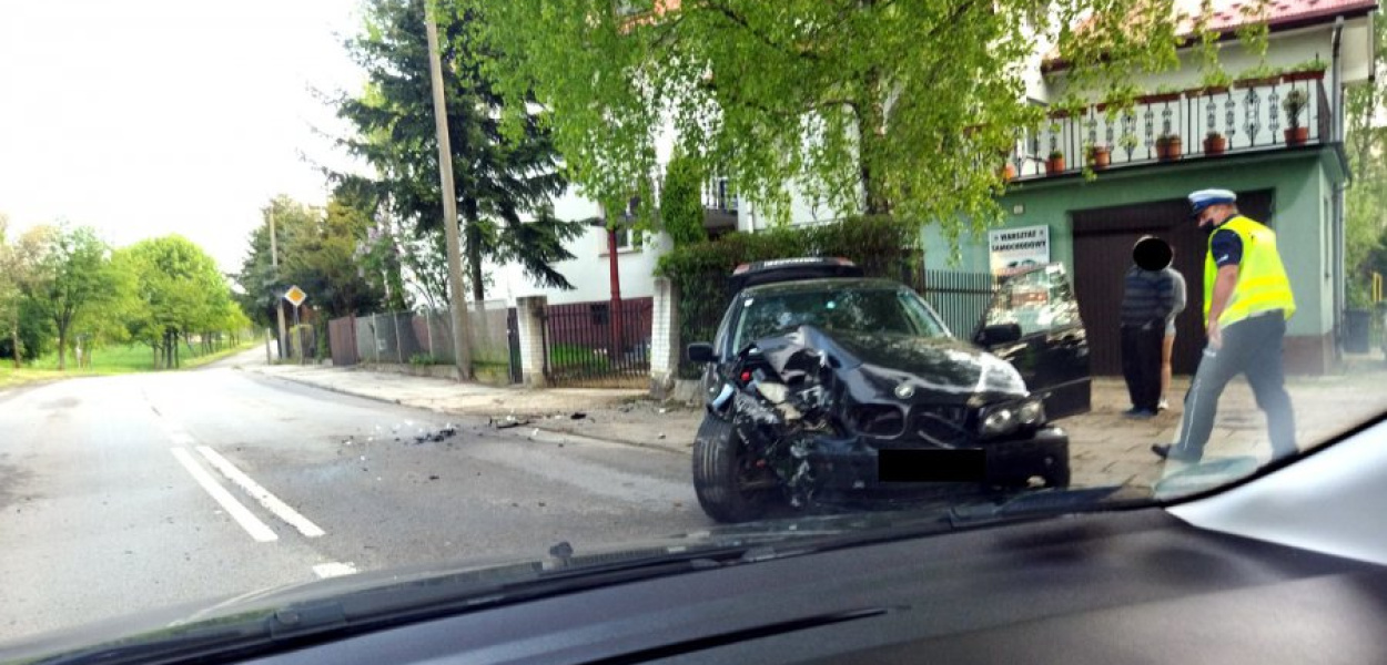 Rozbite bmw i interwencja policji na ul. Armii Krajowej w Chrzanowie