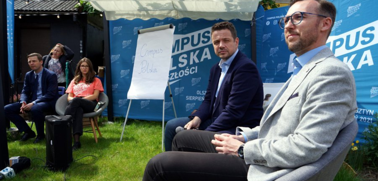 Prezydent Warszawy Rafał Trzaskowski i burmistrz Chrzanowa Robert Maciaszek na spotkaniu z mieszkańcami w Ambasadzie Kreatywności w rejonie Dobczyckiej