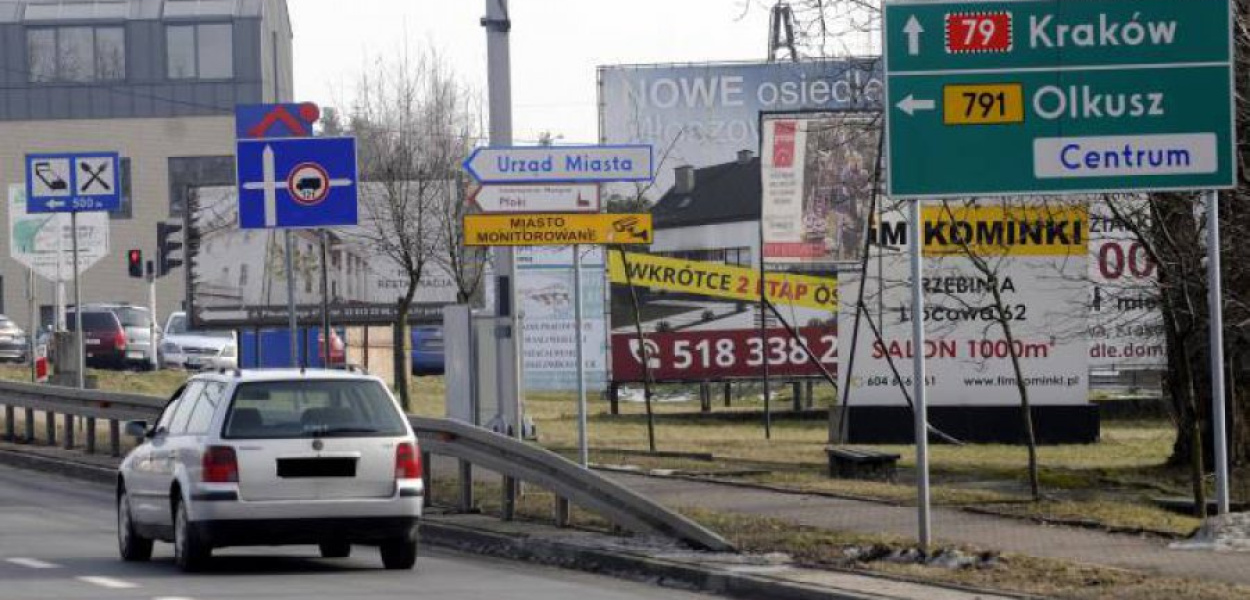 Reklamy przy krajówce w Trzebini. FOT. ŁUKASZ DULOWSKI 