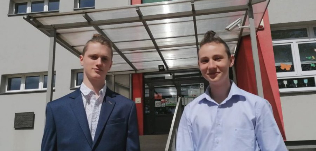 Koledzy klasowi z 8a SP nr 1 w Chrzanowie Franciszek Karweta (z lewej) i Andrzej Czak po egzaminie z języka obcego