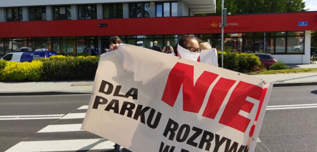 Czwartkowy protest pod alwerniańskim magistratem ws. budowy drogi Rudno – Zator i parku rozrywki w Brodłach