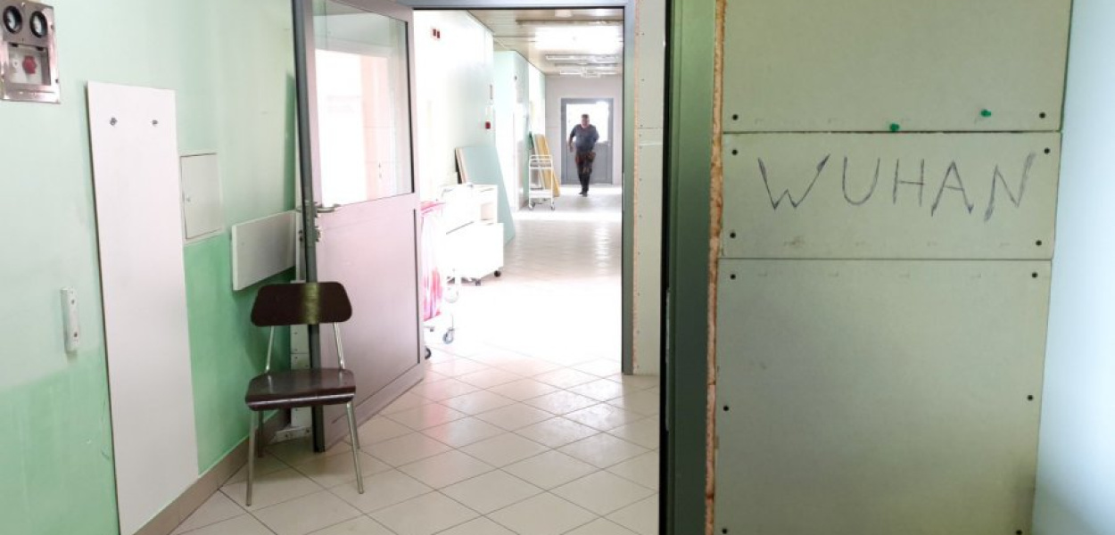 Napis przy drzwiach części covidowej oddziału wewnętrznego, będącego obecnie w remoncie