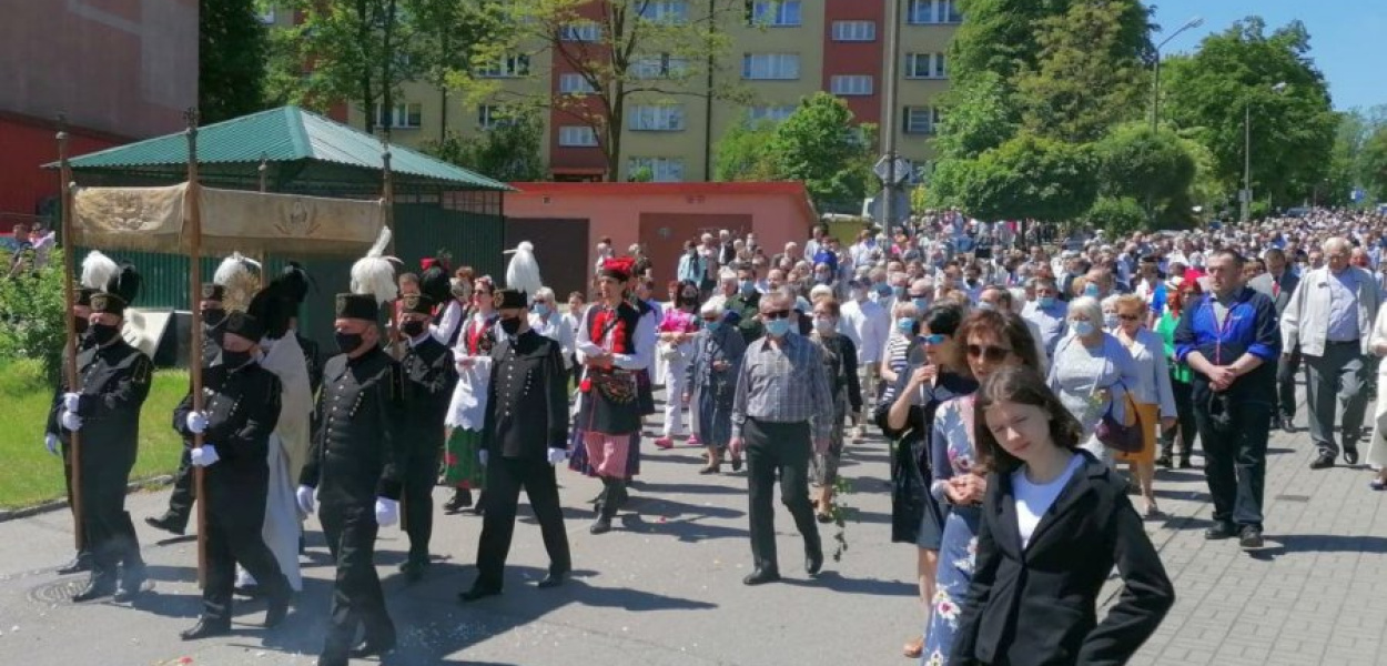 Uczestnicy procesji na ulicy Mieszka I