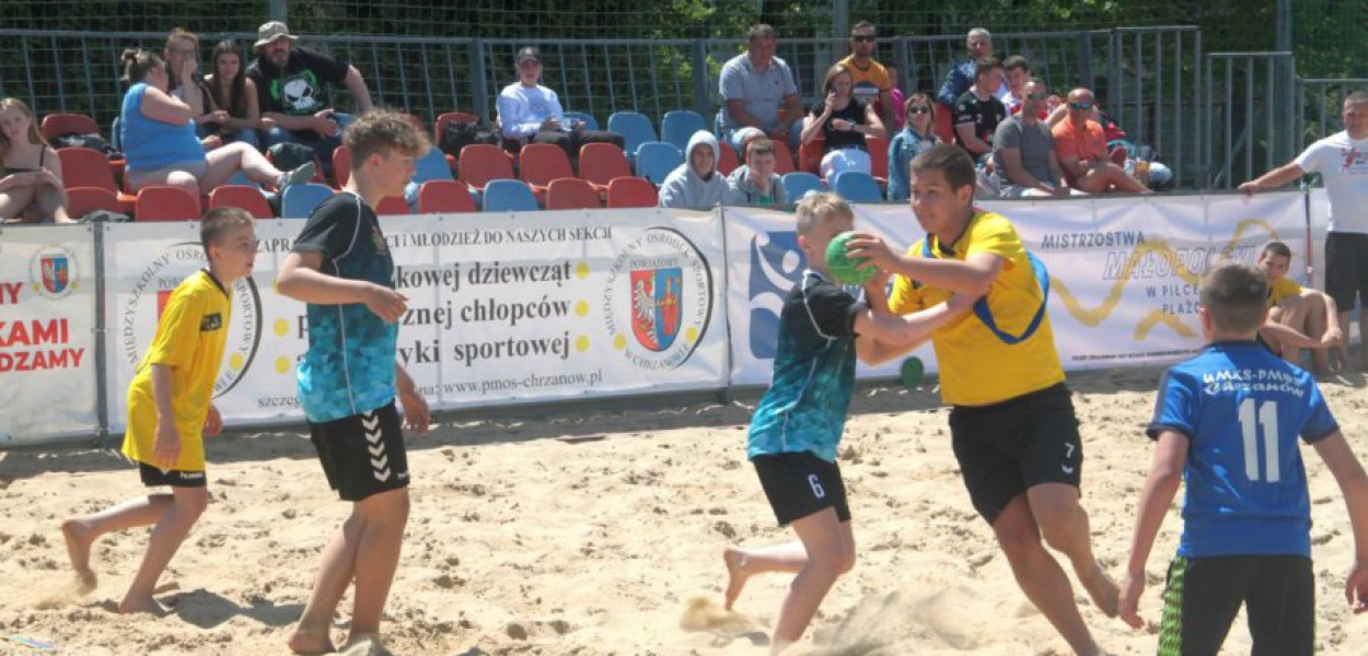 Na bramkę Chrzanowa rzuca zawodnik Bochni