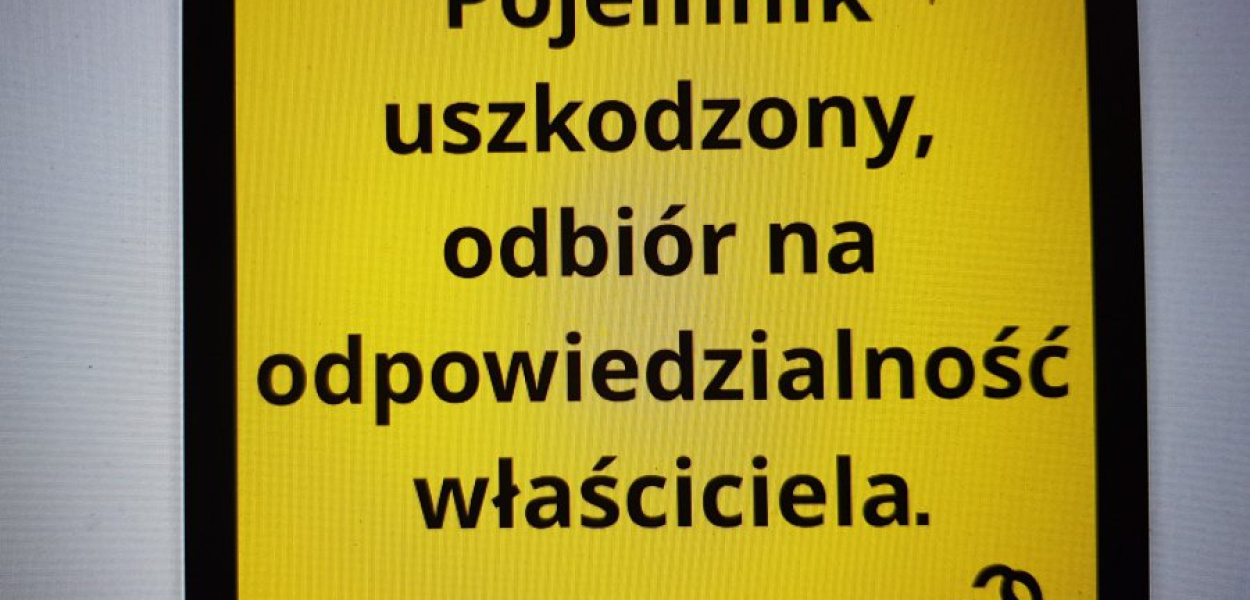 Naklejka na uszkodzony pojemnik na odpady