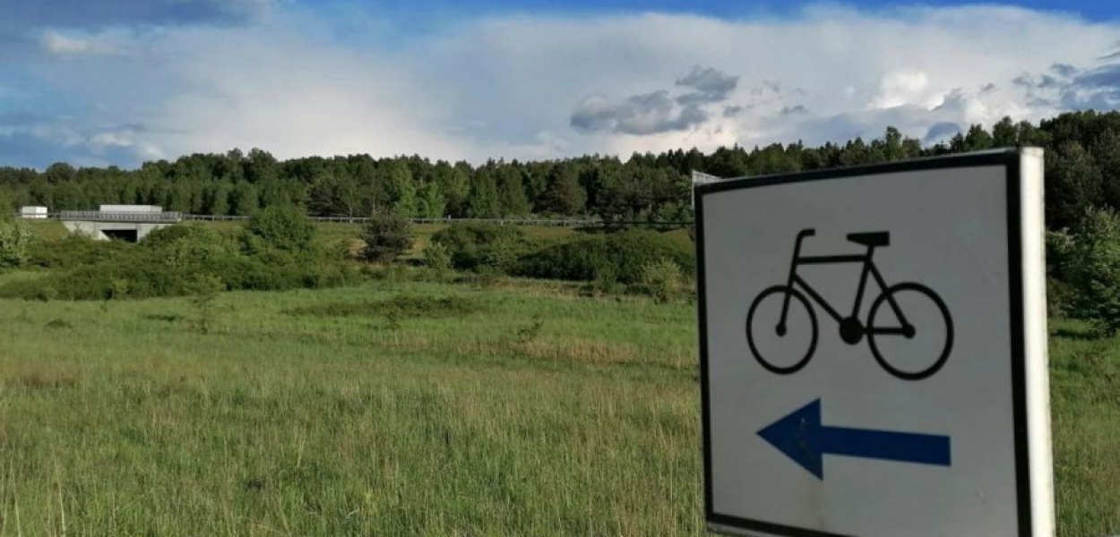 Szlak w pobliżu autostrady