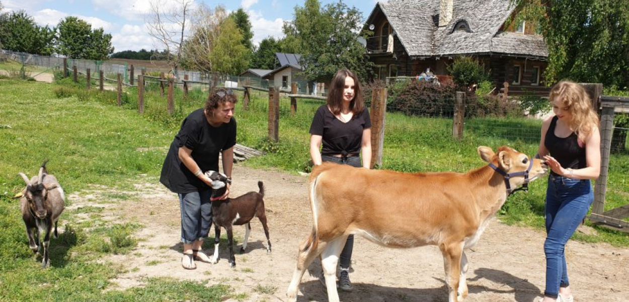 Gosia, Julka i Marysia na pastwisku za domem