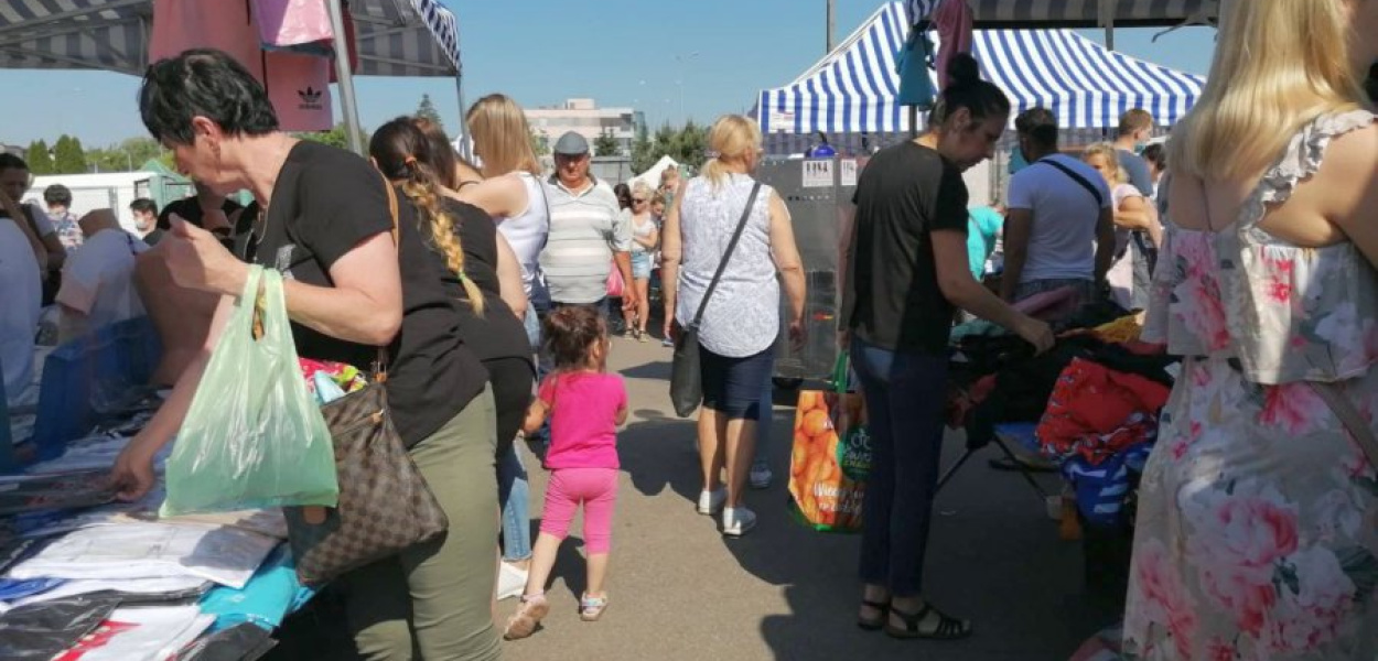 Najwięcej kupujących jest na stoiskach z odzieżą