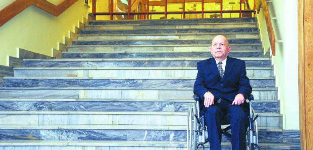 Jerzy Feliksik dwa lata temu czekał w chrzanowskim USC na gości weselnych, którzy go wynieśli po schodach, żeby mógł uczestniczyć w ślubie swojego syna