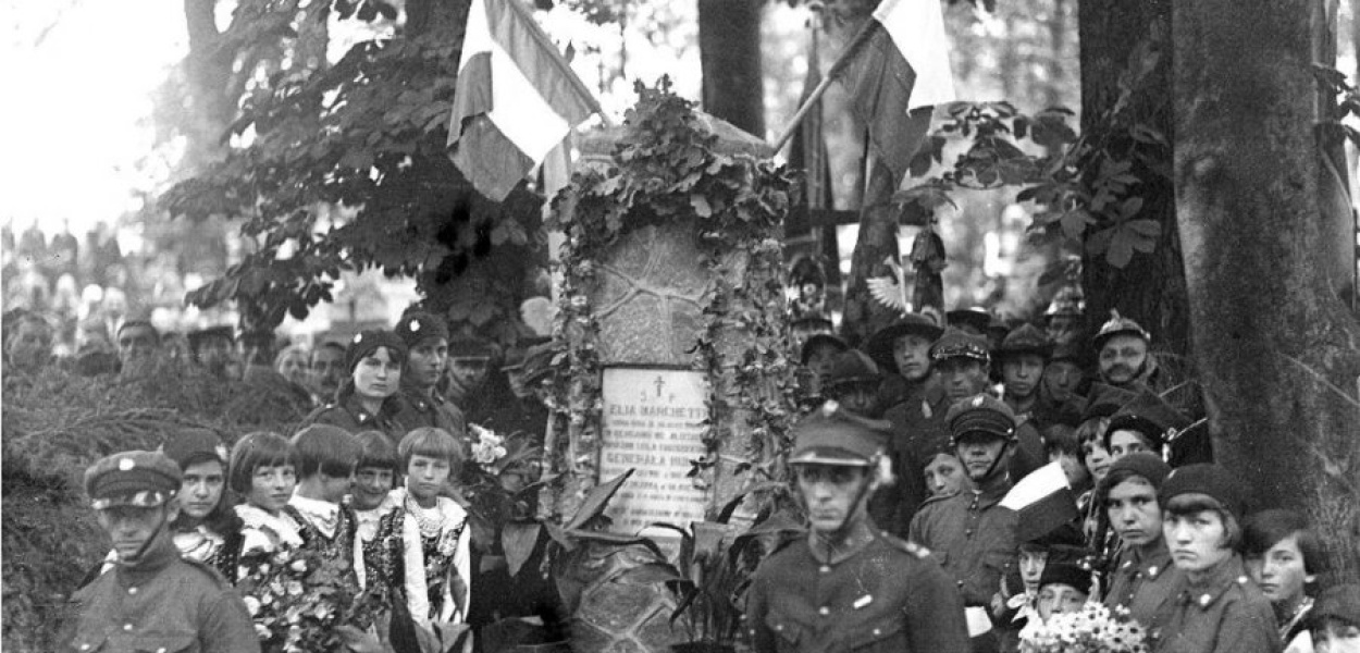 Uroczystości przy grobie bohatera na cmentarzu w Chrzanowie, fot. Narodowe Archiwum Cyfrowe