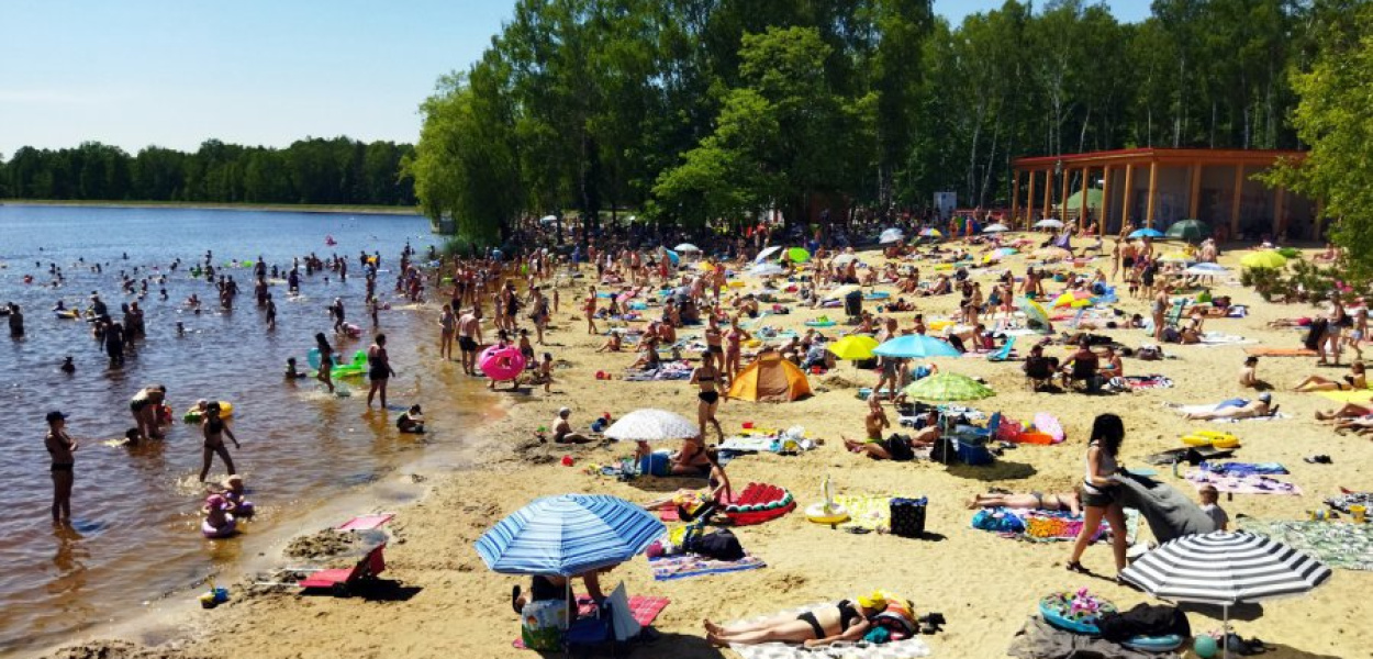 Niedzielne popołudnie na plaży nad zalewem Chechło w Trzebini