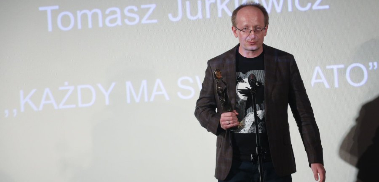 Tomasz Jurkiewicz z Jantarem za reżyserię. Fot. Borys Skrzyński