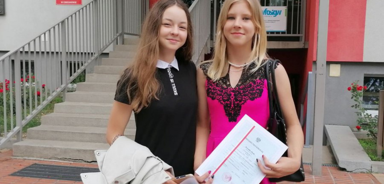 Z wakacji cieszą się koleżanki z SP nr 1 w Chrzanowie Nikola Sudoł (z lewej) i Weronika Abram