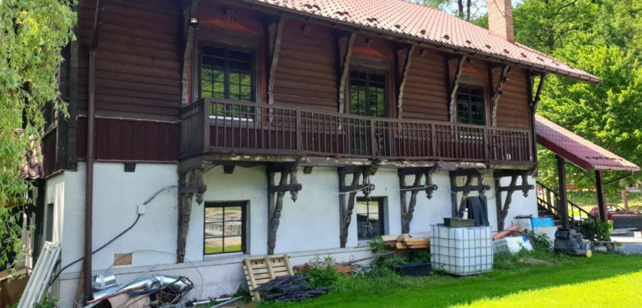 Zabytkowy budynek pstrągarni Rózin
