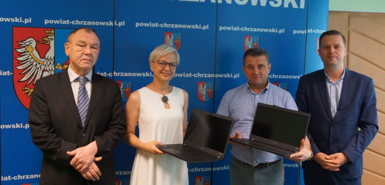 Dyrektorzy liceów Bożena Bierca i Andrzej Bieda w towarzystwie starosty Andrzeja Urygi i wicestarosty Bartłomieja Gębali, fot. Starostwo Powiatowe w Chrzanowie 