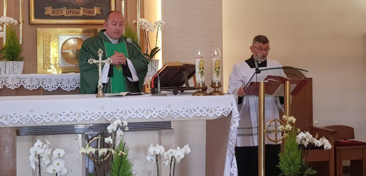 Przekazanie parafii odbyło się w obecności chrzanowskiego dziekana ks. Romana Sławeńskiego