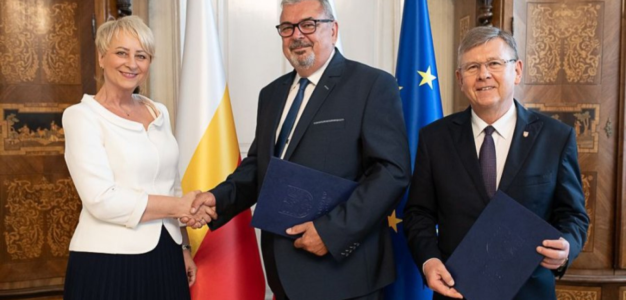 Iwona Gibas z zarządu województwa, Marek Bębenek, marszałek Witold Kozłowski Fot. UMWM
