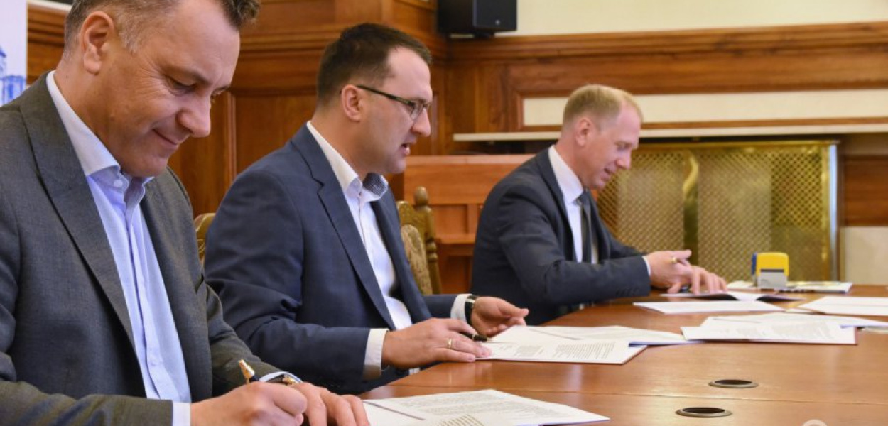 Podpisanie umowy na budowę sali gimnastycznej przy LO w Krzeszowicach. Na zdj. wicestarosta krakowski Arkadiusz Wrzoszczyk, starosta Wojciech Pałka oraz wiceprezes Dombudu, Paweł Chalecki. FOT. Krzysztof Kamiński 