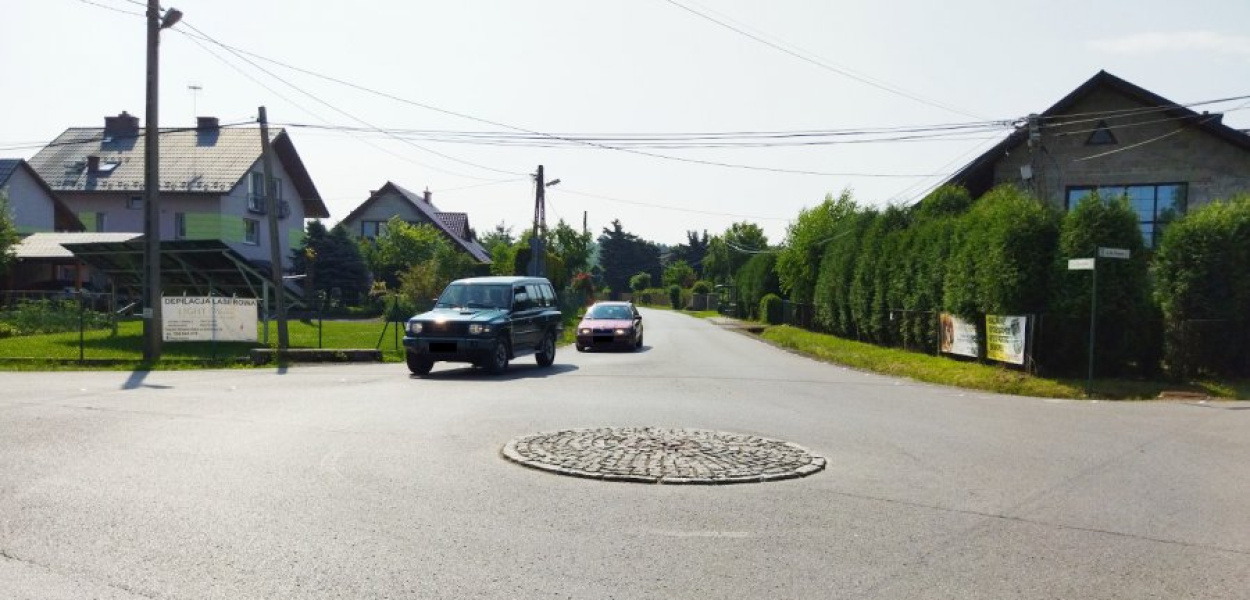 Nowa pineska z kostki brukowej na rondzie w Zalasiu
